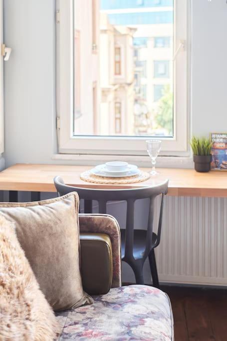 Modern&old Style Flat In The Center Of Cihangir * Istanbul