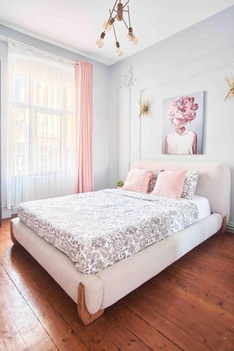 Modern&old Style Flat In The Center Of Cihangir * Istanbul