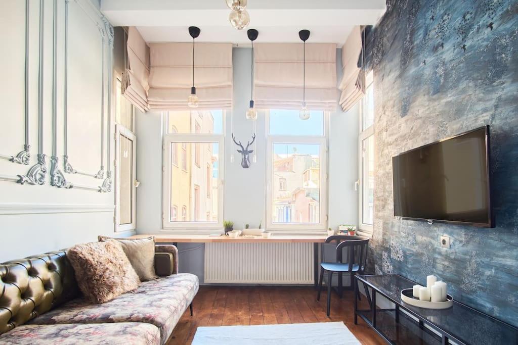 Modern&old Style Flat In The Center Of Cihangir * Istanbul