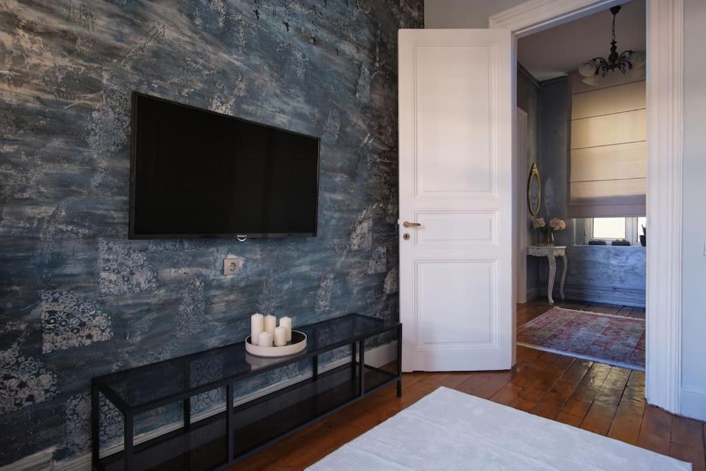 Modern&old Style Flat In The Center Of Cihangir Apartment Istanbul