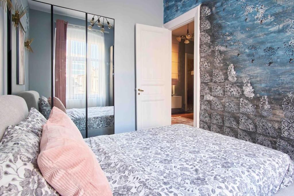 Modern&old Style Flat In The Center Of Cihangir Apartment *