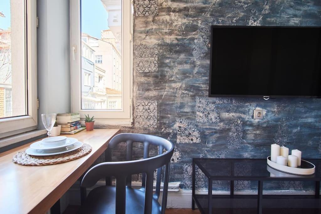 Modern&old Style Flat In The Center Of Cihangir *