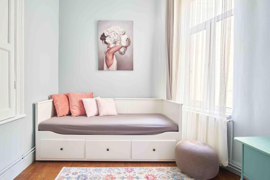 Modern&old Style Flat In The Center Of Cihangir