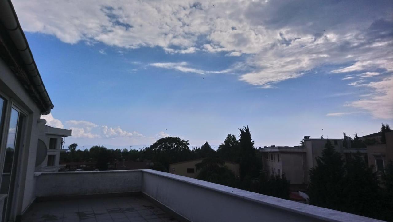 Apartment Horizons *
