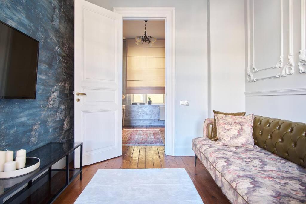 Modern&old Style Flat In The Center Of Cihangir