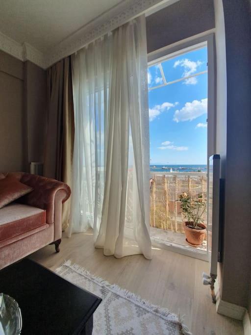 Sea View Flat - Includes Turkish Bath In Old Town. *