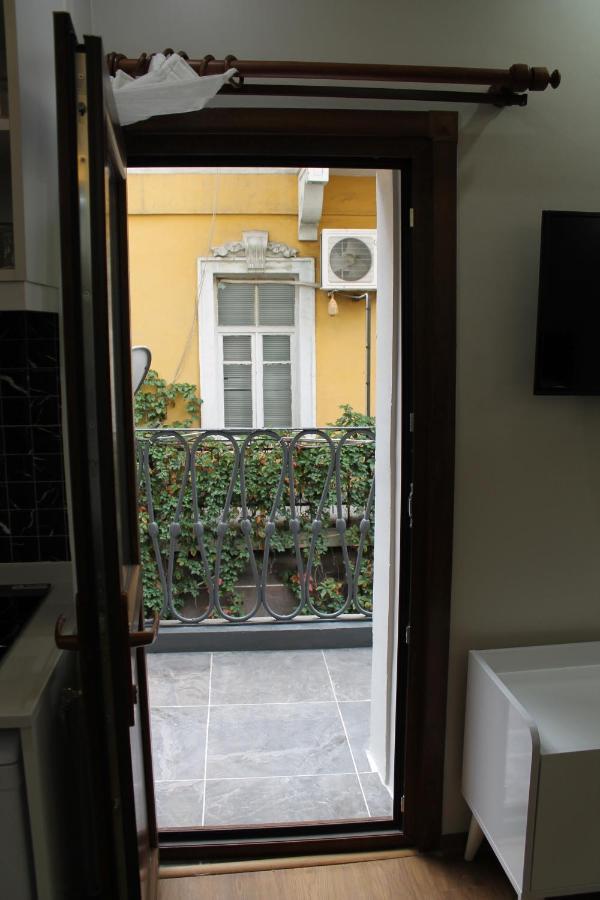 Beyoglu Asmalimescit'te Mobilyali Balkonlu Daire