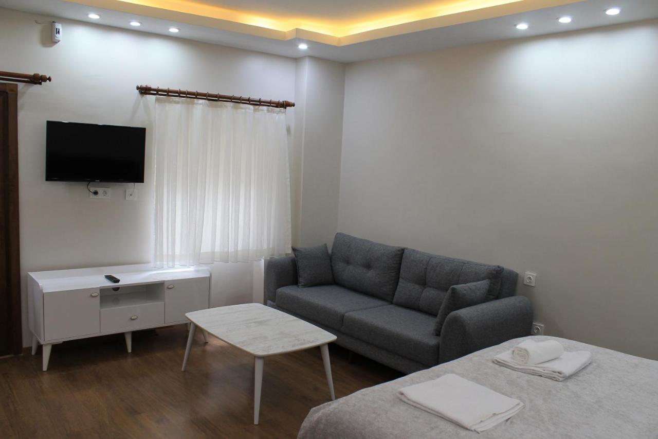 Beyoglu Asmalimescit'te Mobilyali Balkonlu Daire