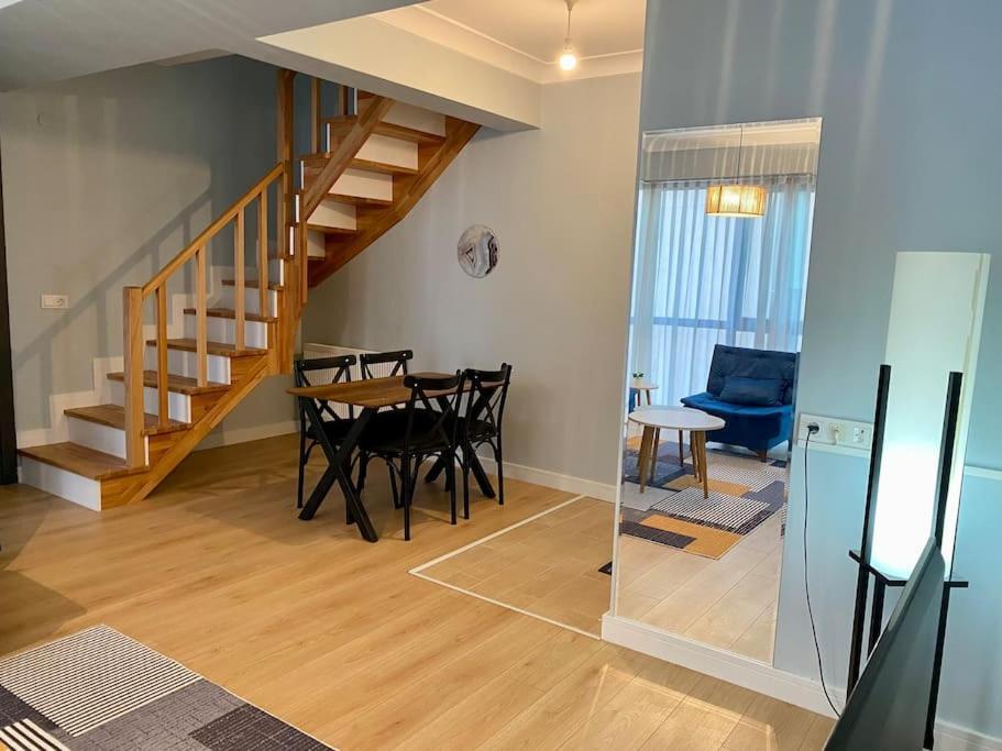 Apartment Modern , Spacious, Duplex *