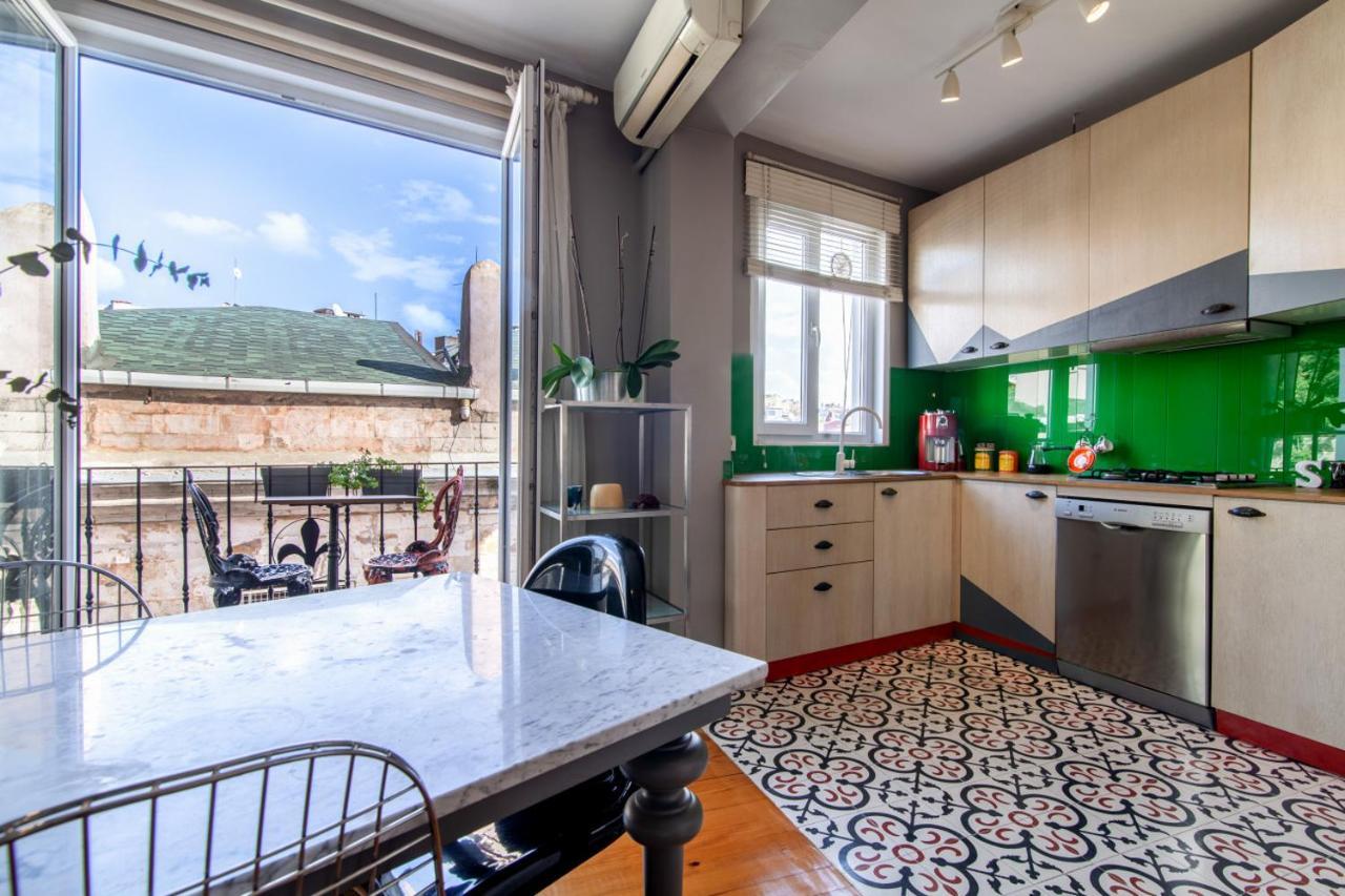 Apartment Modern With Stylish Interior In Beyoglu