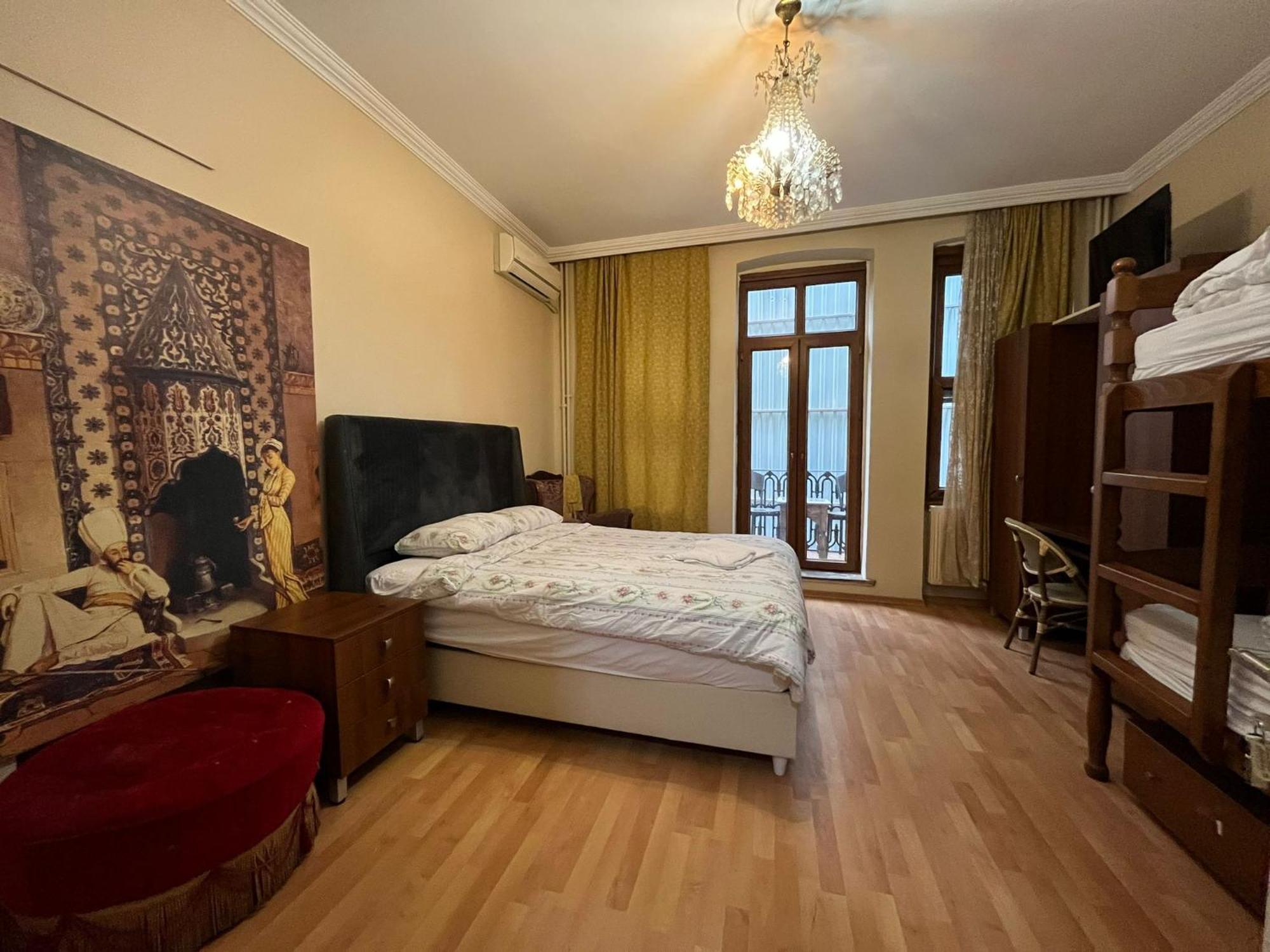 Chambers Of The Boheme Hostel *