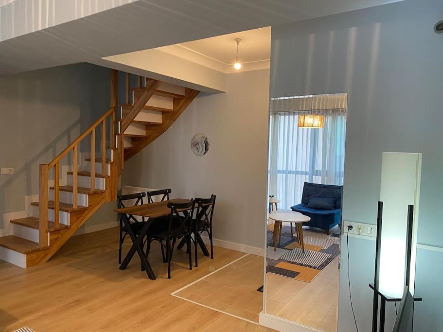 Apartment Modern , Spacious, Duplex *