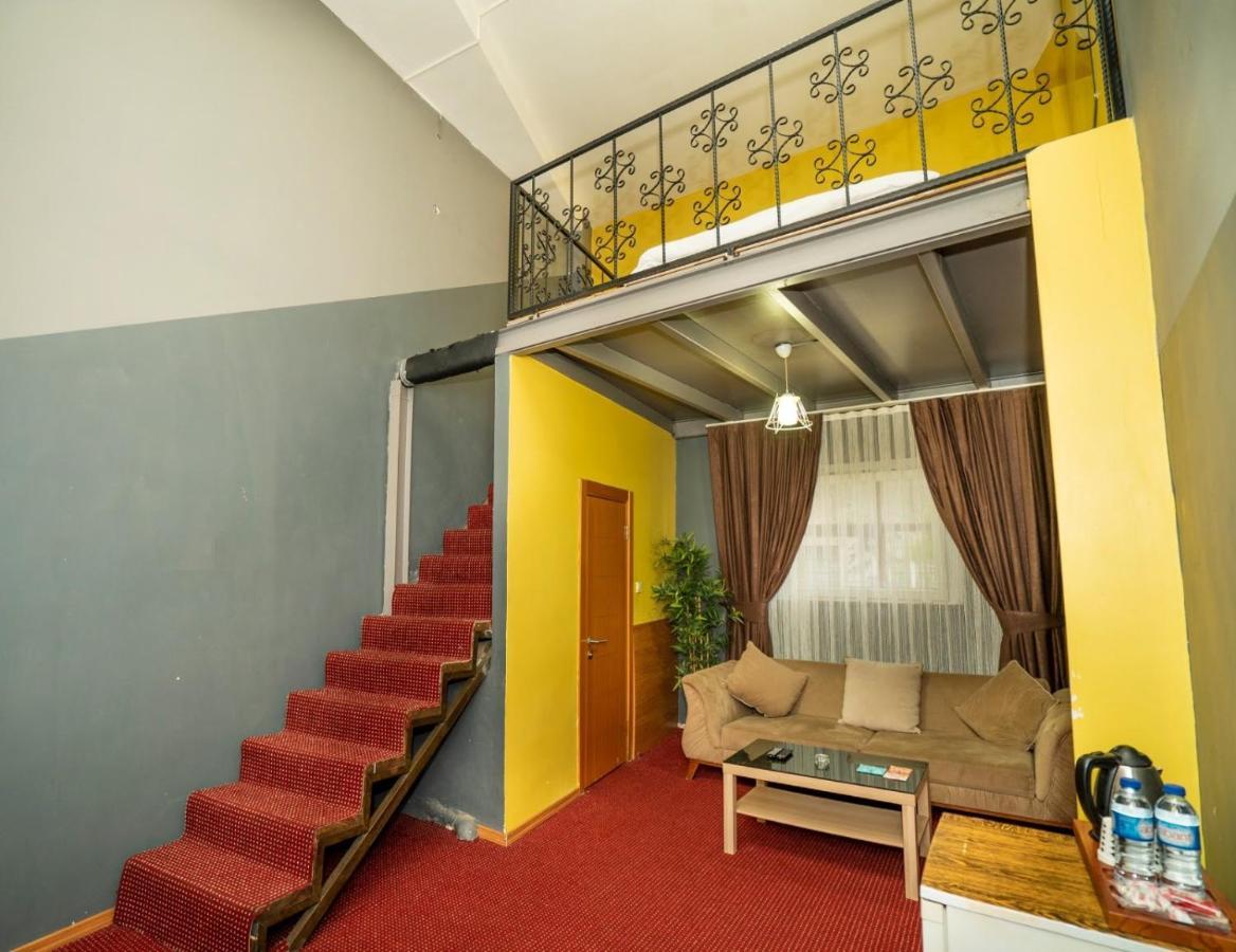 216 Hill Hotel