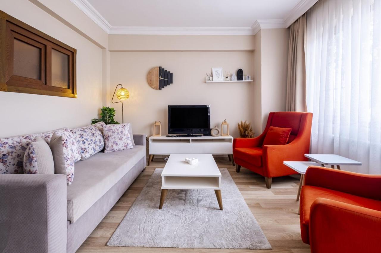 Colorful Modern Flat With View 5-min Walk To Istiklal Avenue In Beyoglu Apartment