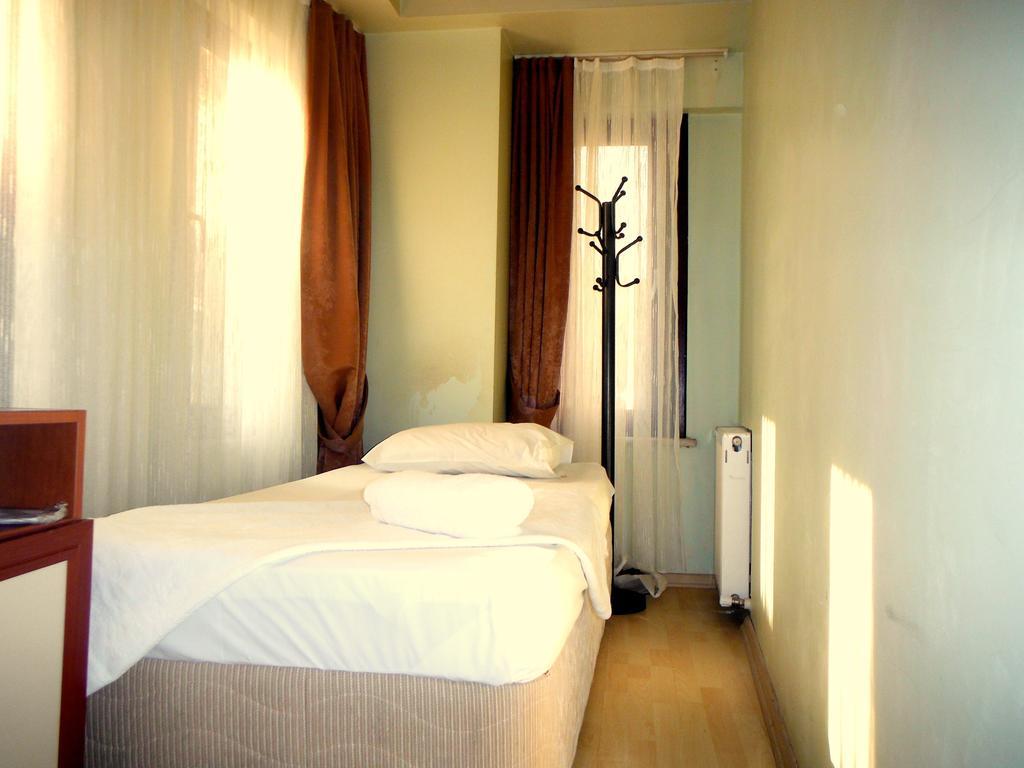 Plato Hotel *