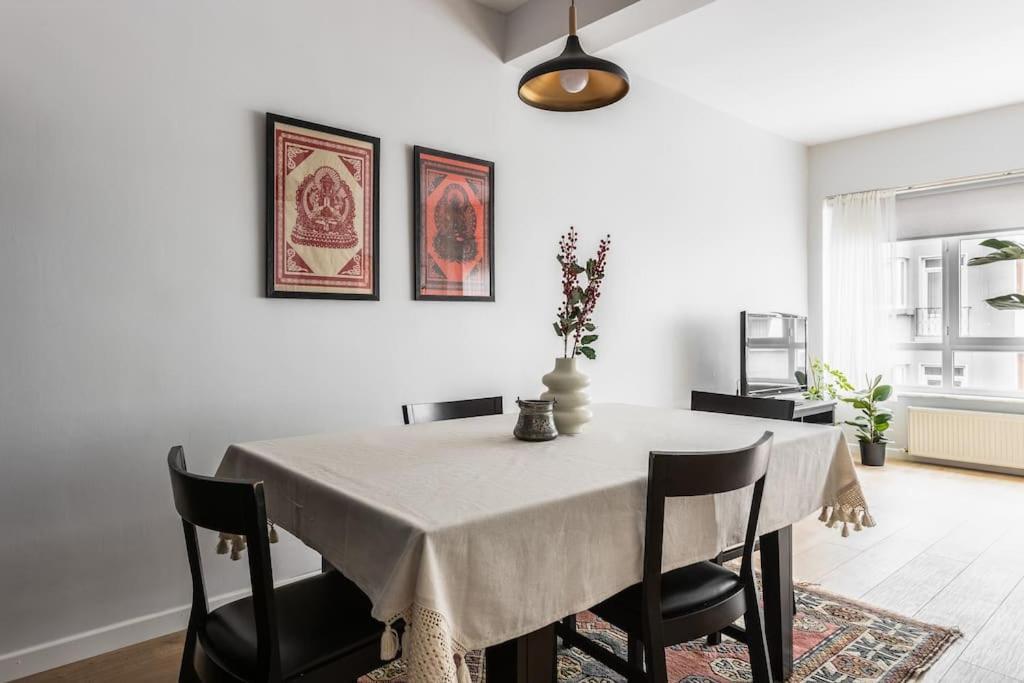 Apartment Spacious Apt W/ Amazing Location *