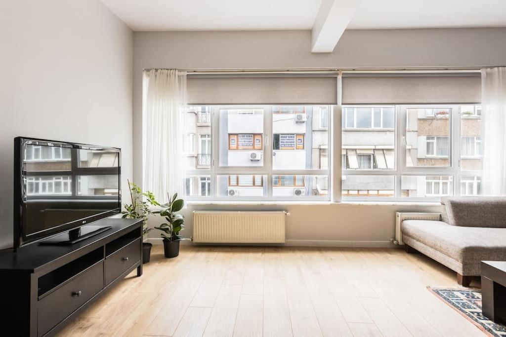 Spacious Apt W/ Amazing Location