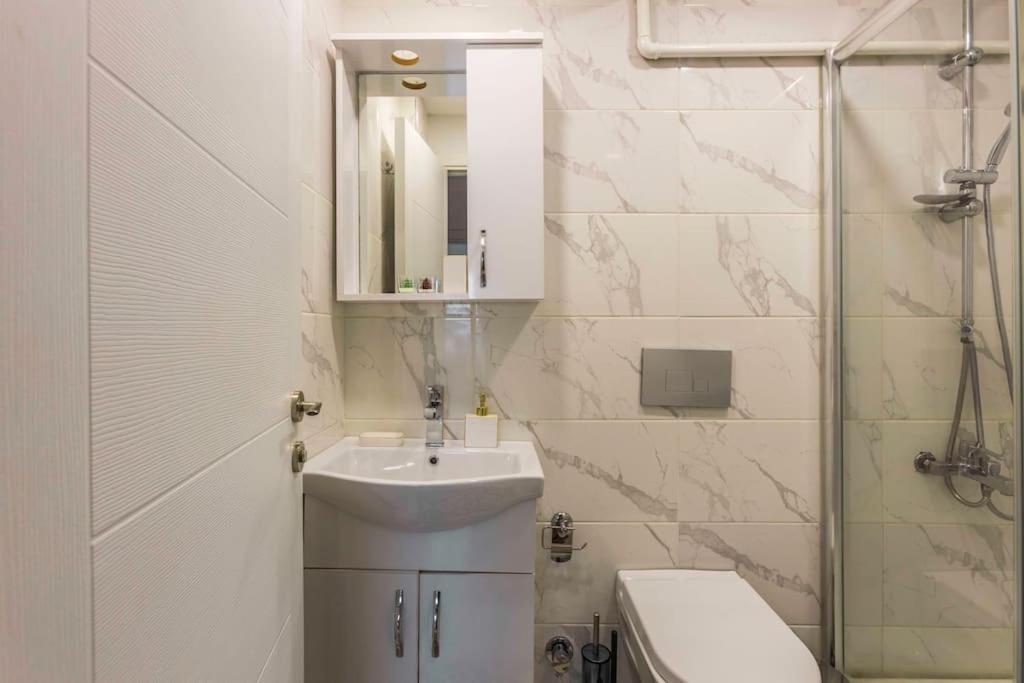 Spacious Apt W/ Amazing Location