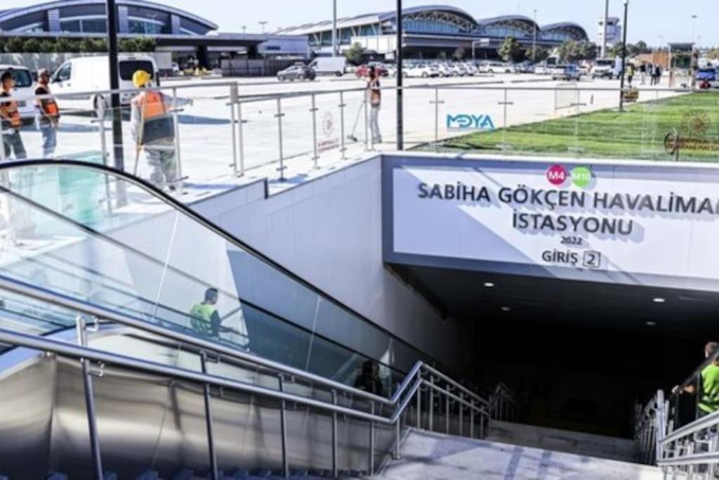 15 Min To Saw Airport + 5 Min To Metro Apartment *