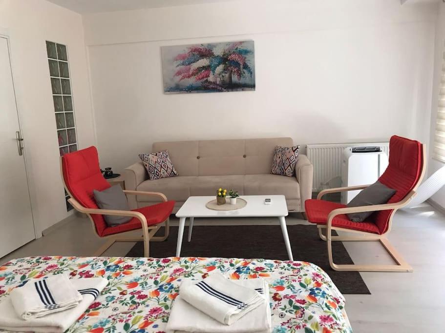 1 Min To Metro, Cosy Flat For 8 Guests, 2nd Floor Apartment Istanbul