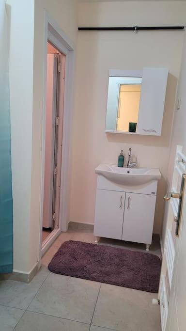 1 Min To Metro, Cosy Flat For 8 Guests, 2nd Floor Apartment