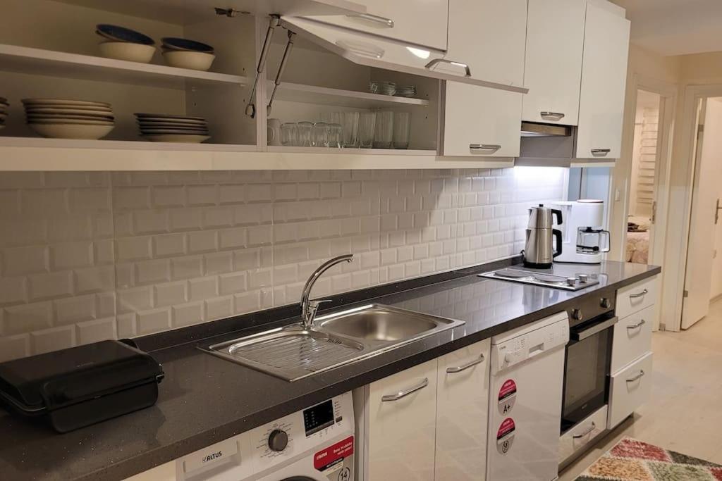 1 Min To Metro, Cosy Flat For 8 Guests, 2nd Floor Apartment *