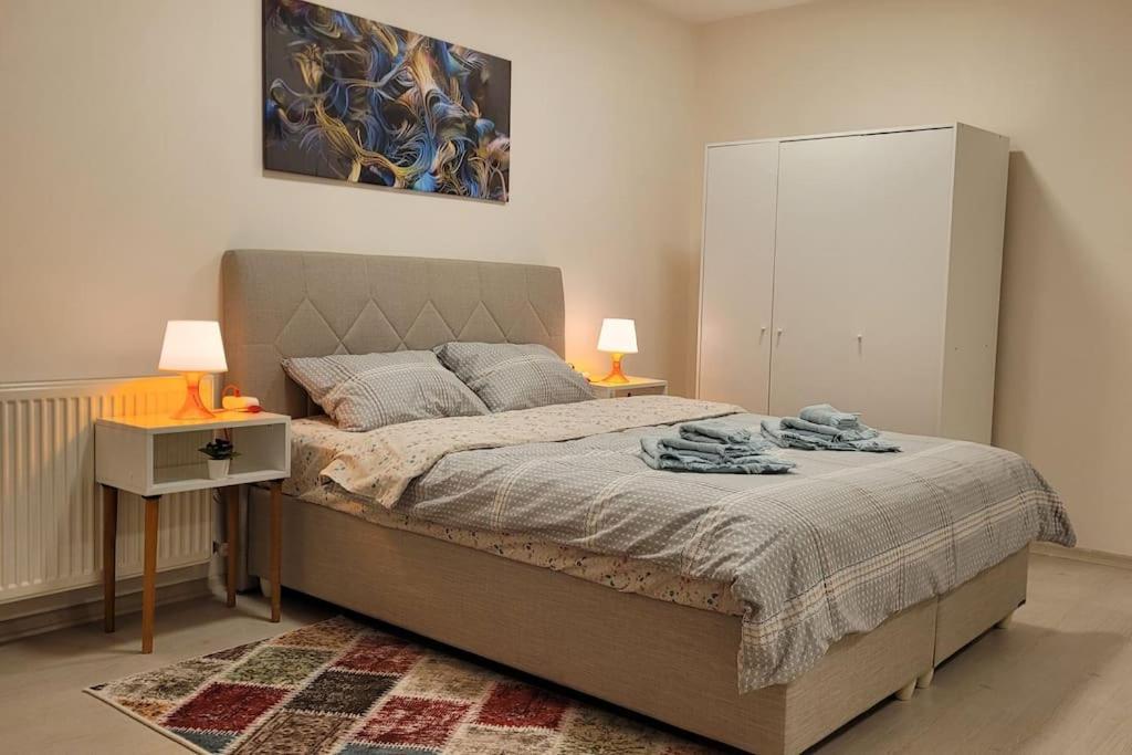 1 Min To Metro, Cosy Flat For 8 Guests, 2nd Floor