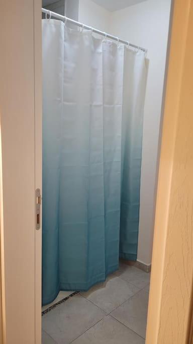 Apartment 1 Min To Metro, Cosy Flat For 8 Guests, 2nd Floor *
