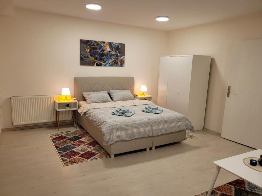1 Min To Metro, Cosy Flat For 8 Guests, 2nd Floor Apartment *