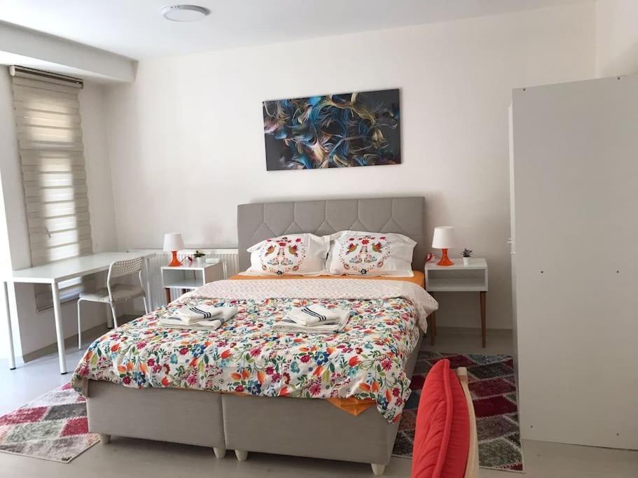 1 Min To Metro, Cosy Flat For 8 Guests, 2nd Floor Istanbul