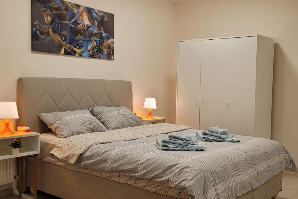 1 Min To Metro, Cosy Flat For 8 Guests, 2nd Floor