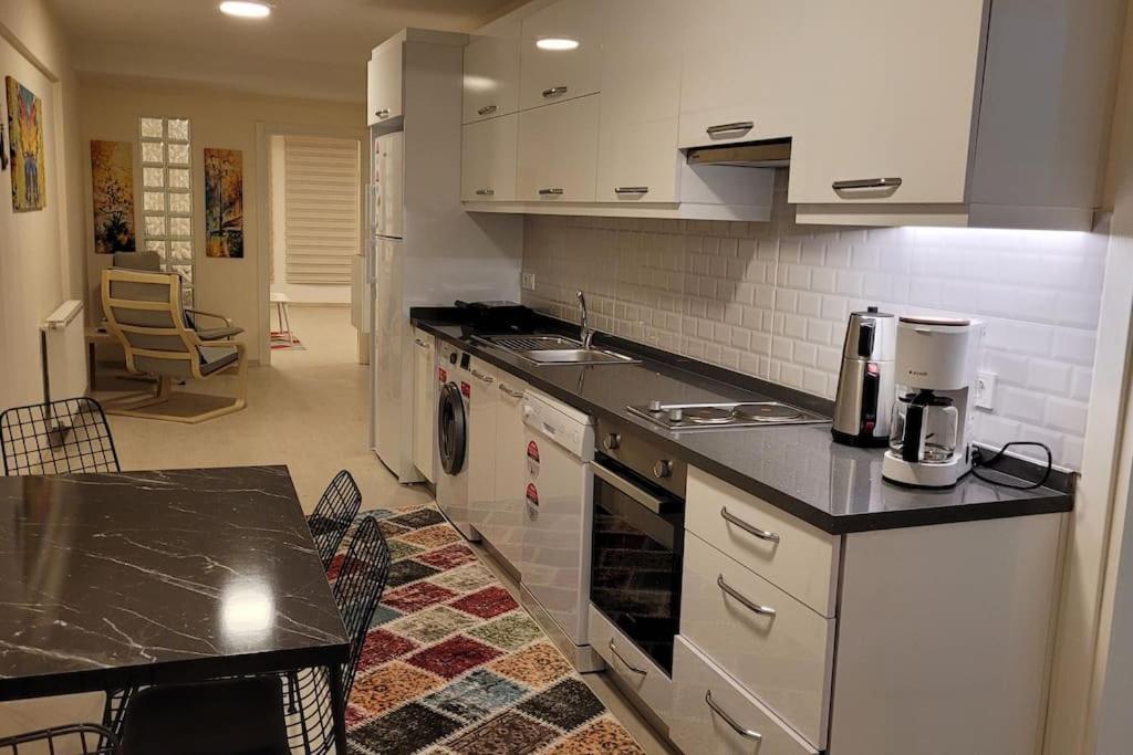 1 Min To Metro, Cosy Flat For 8 Guests, 2nd Floor Apartment *