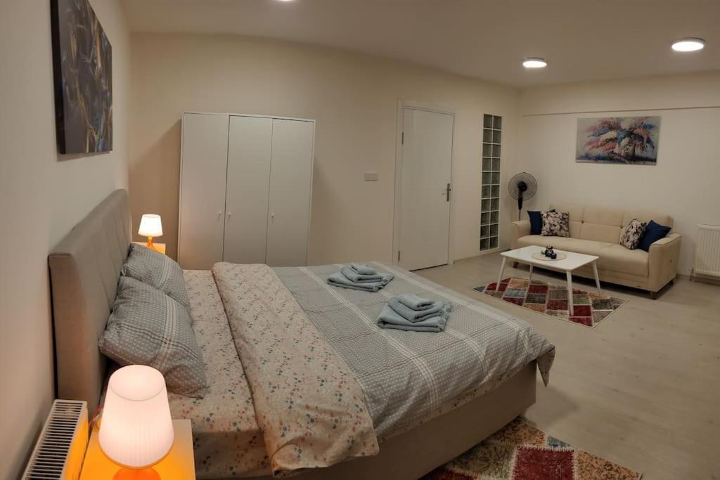 Apartment 1 Min To Metro, Cosy Flat For 8 Guests, 2nd Floor *
