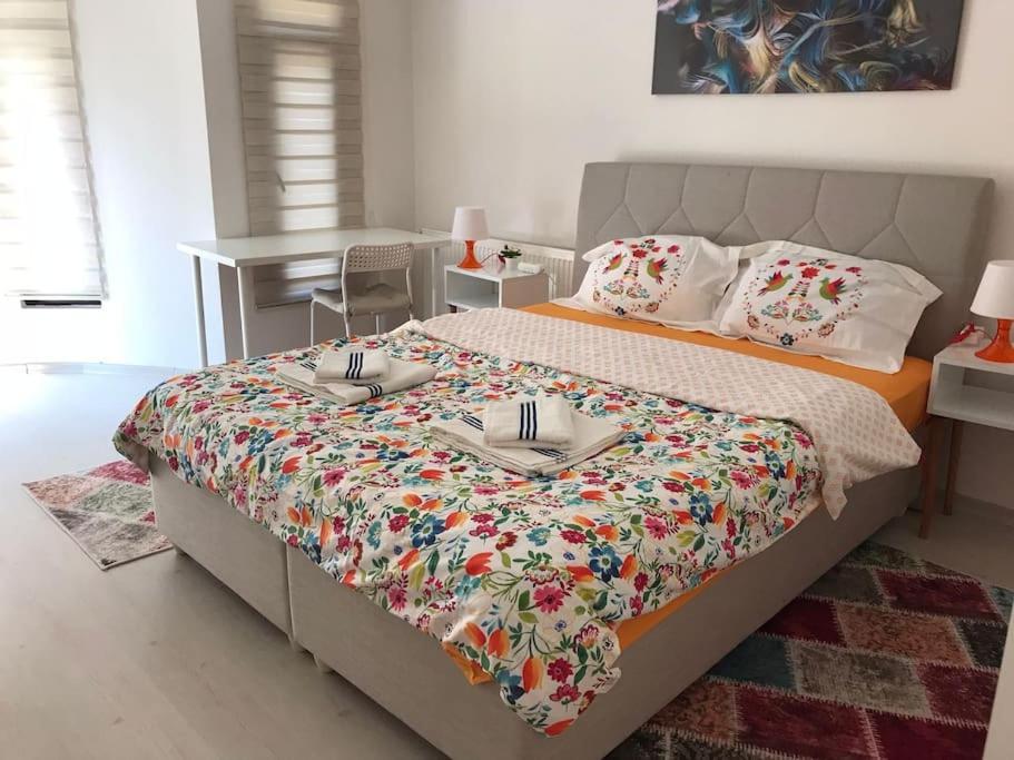 1 Min To Metro, Cosy Flat For 8 Guests, 2nd Floor