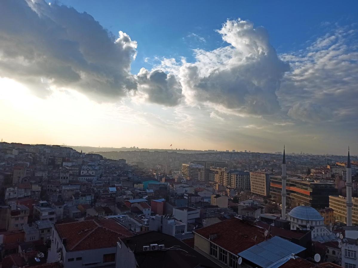 Roya Taksim - Center Of The *