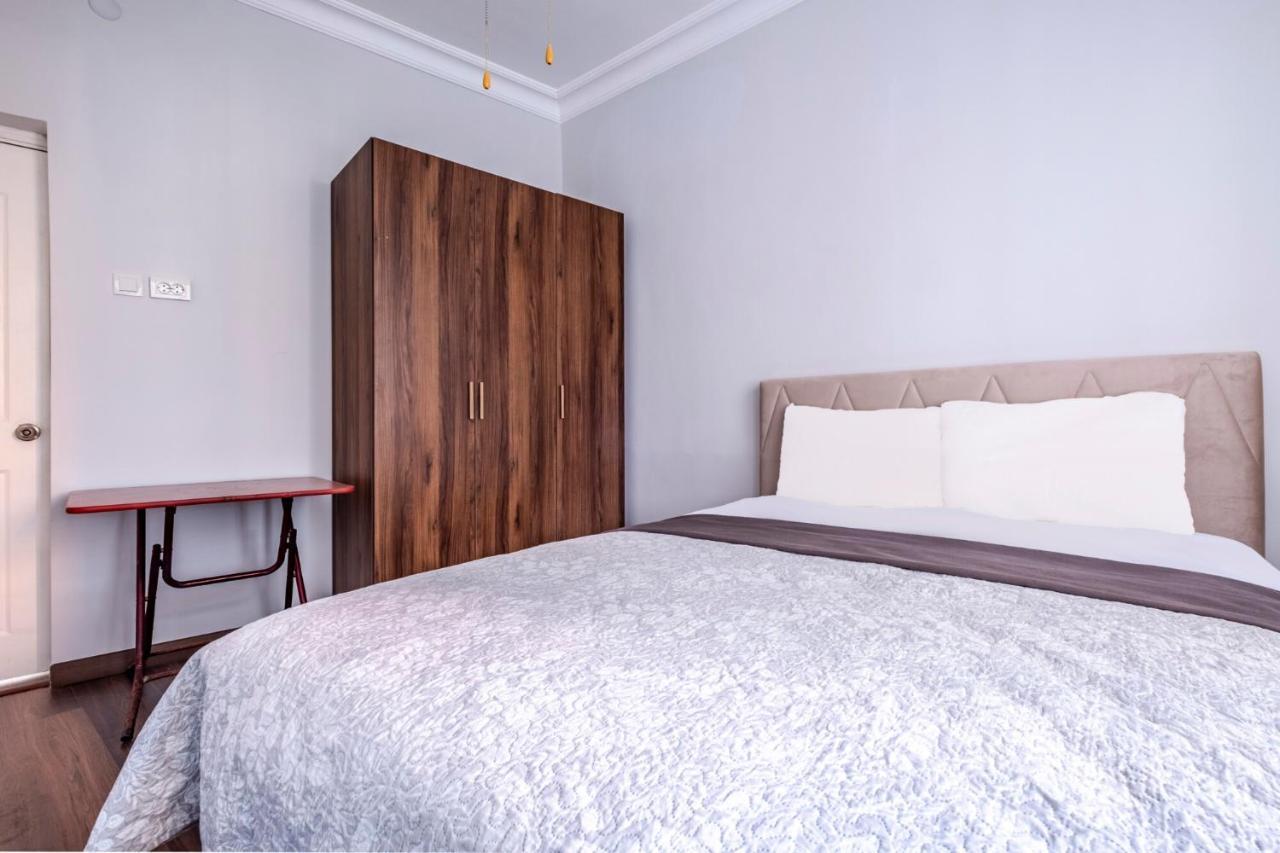 Sleek Flat 50 M To Bull Statue In Kadikoy Apartment *