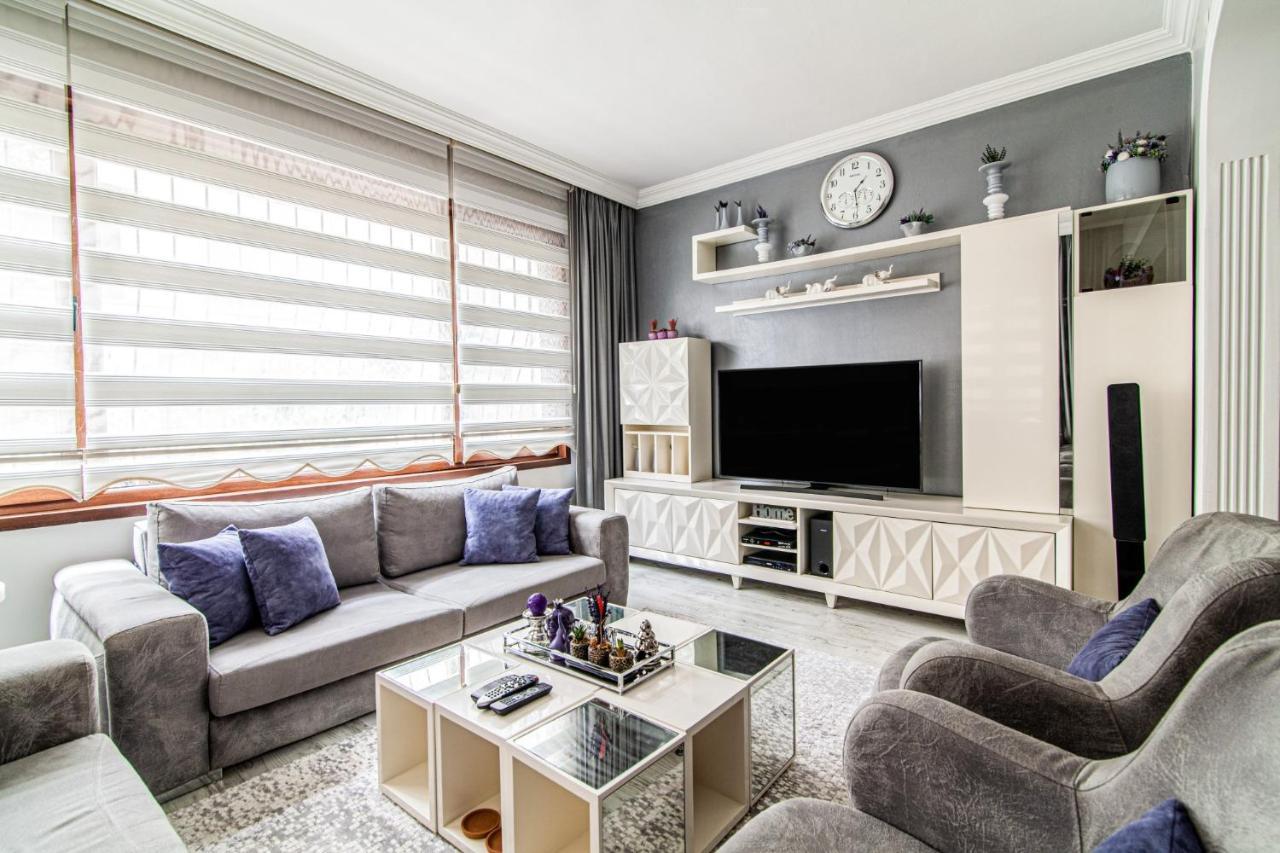 Cozy Flat Near Various Popular Attractions In Moda Apartamento *
