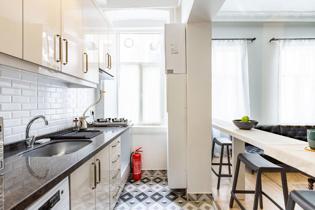 Stylish Flat 5 Min To Taksim Square In Beyoglu Apartment *
