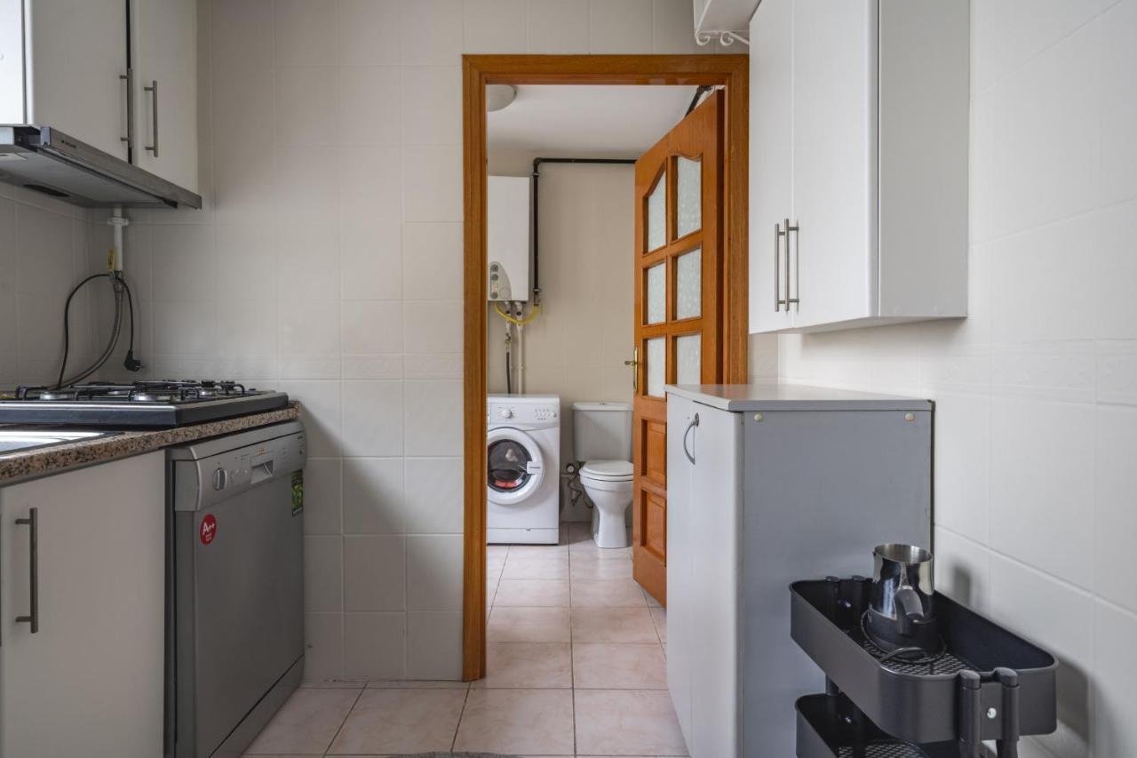 Central Flat With Balcony And Terrace In Sisli *