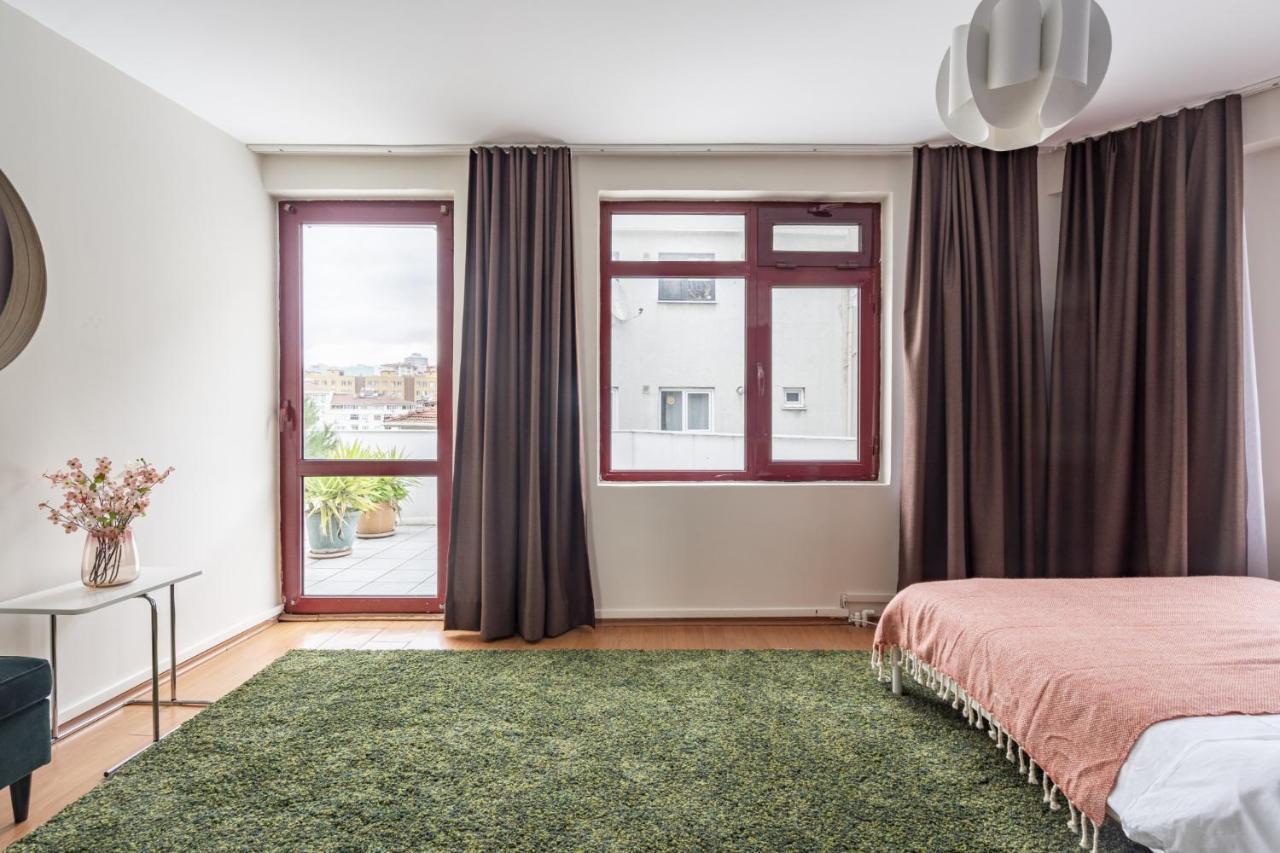Central Flat With Balcony And Terrace In Sisli