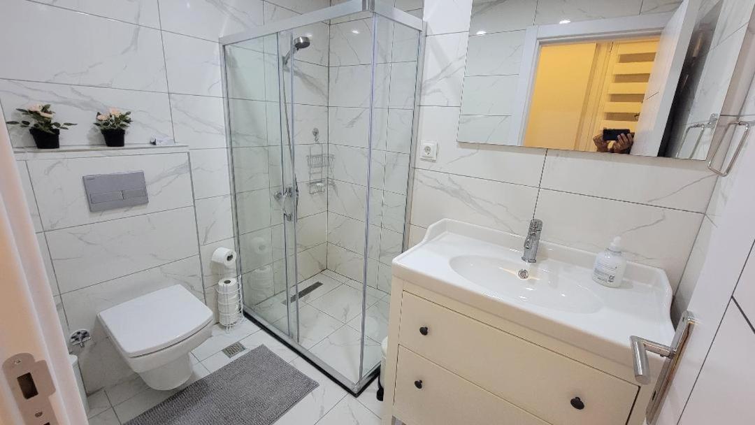 Fully Renovated Modern Apartment *
