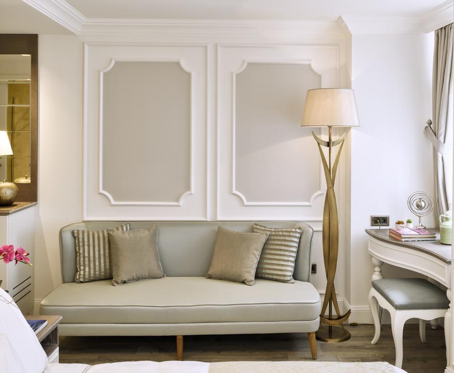 Mirrors Hotel