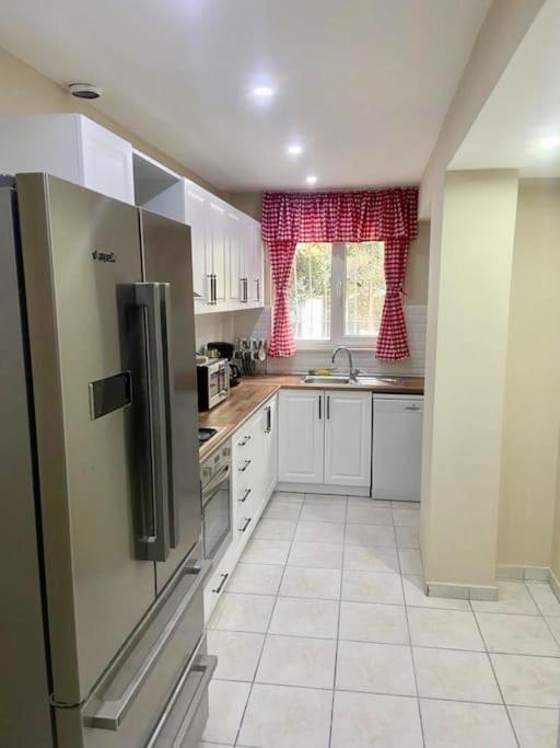 Serene & Spacious 3br In Istanbul's Prime Location - Discover Vibrant Seafront Living Apartment *