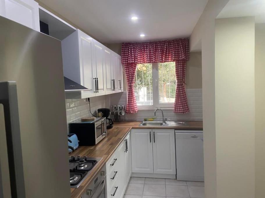 Serene & Spacious 3br In Istanbul's Prime Location - Discover Vibrant Seafront Living Apartment