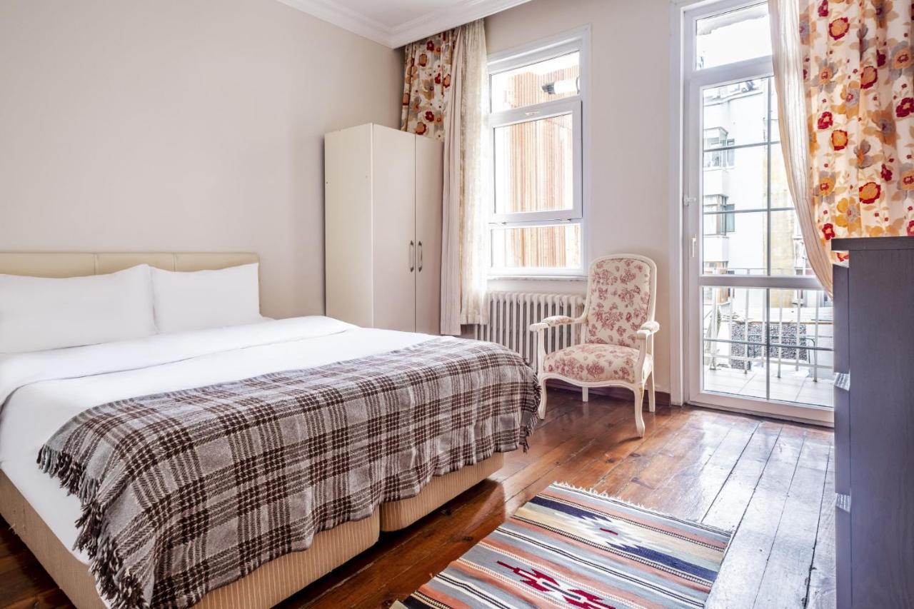 Centrally Located With Balcony In Sisli Daire