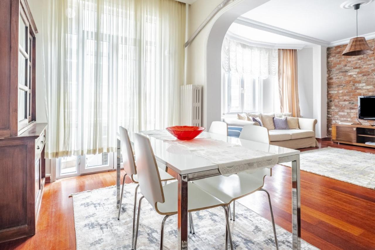 Daire Centrally Located With Balcony In Sisli