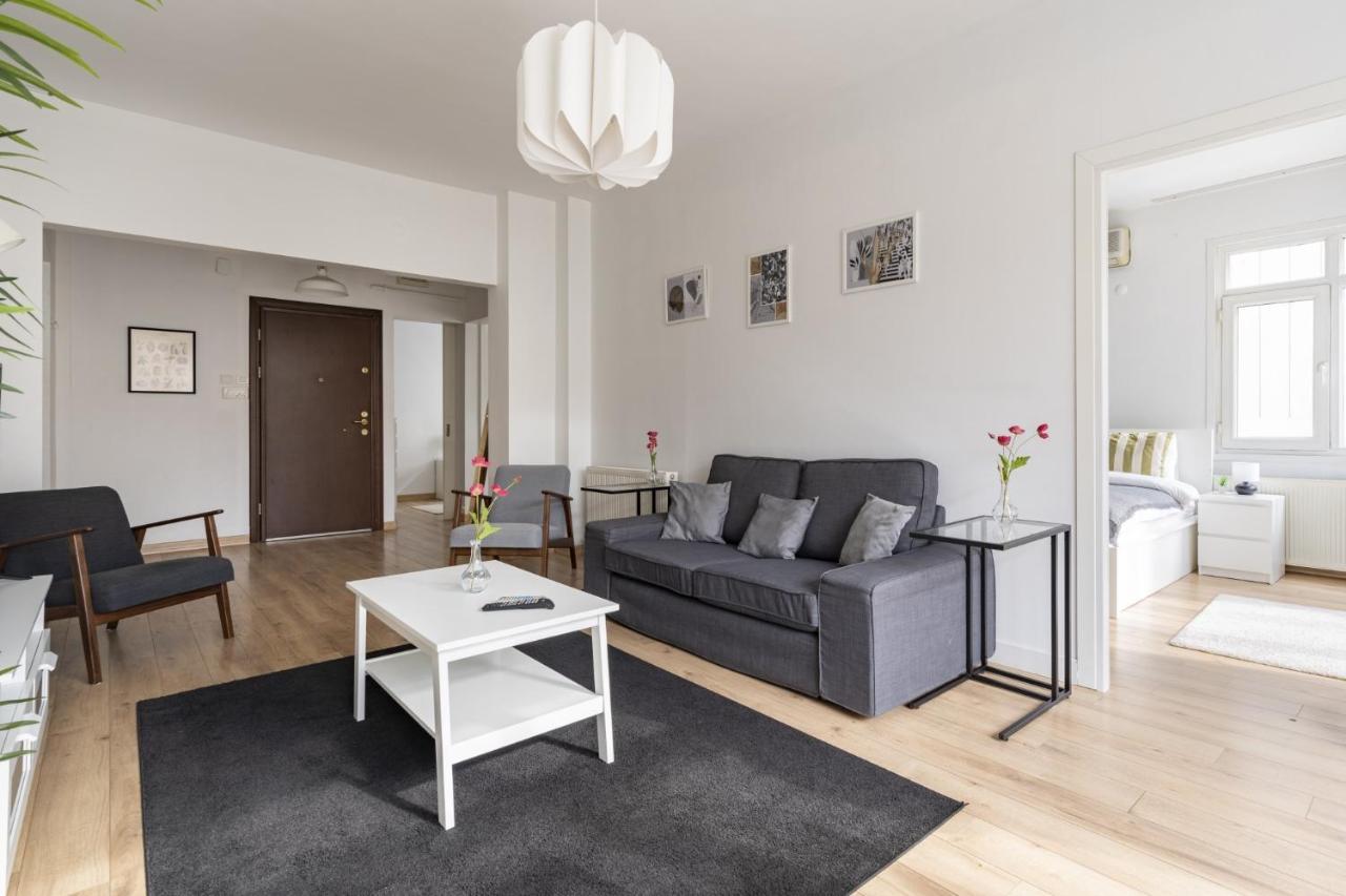 Specious And Stylish Near Bagdat Street With Excellent Location In Kadikoy *