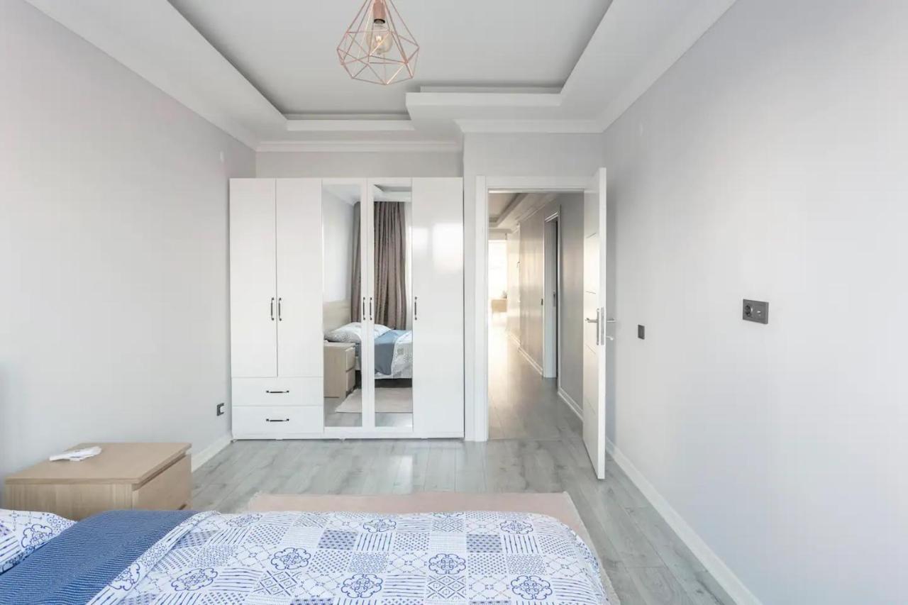 Fully Renovated Modern Apartment *