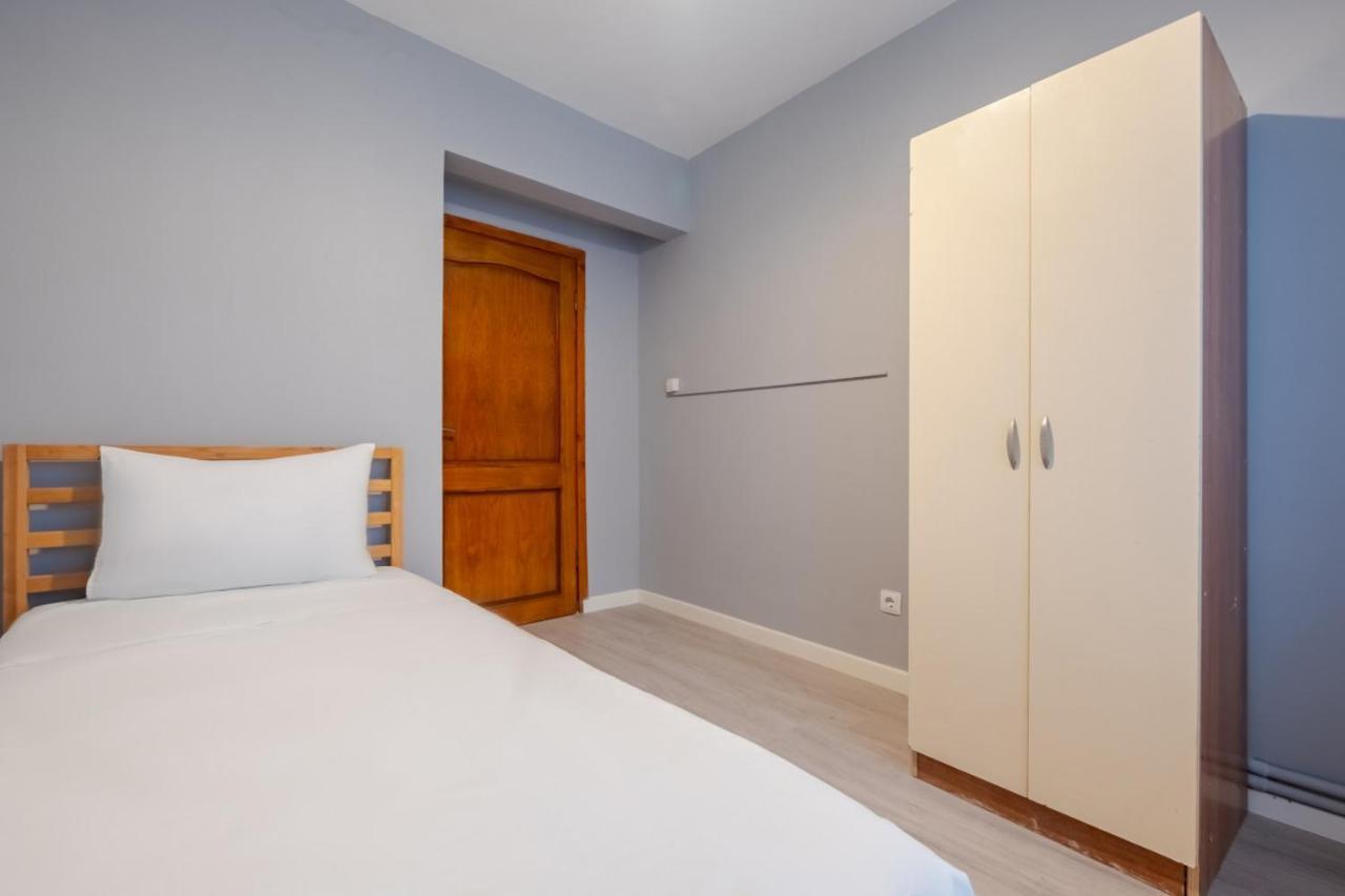 Flat 800 M To Cevahir Mall In Sisli *