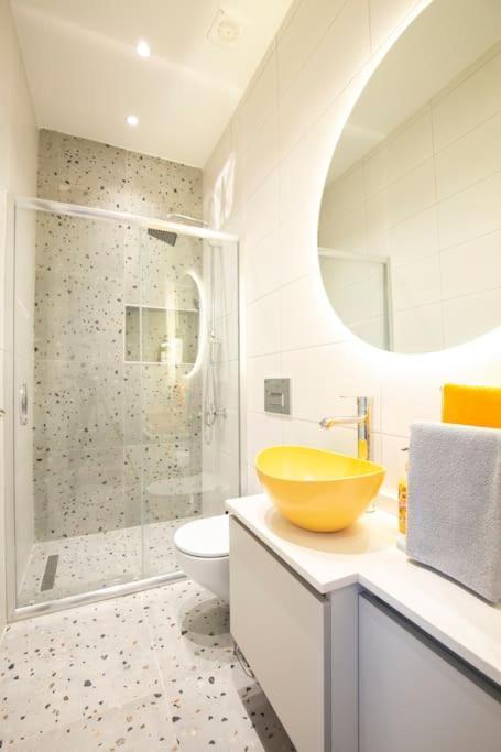 Modern Flat With Location Near Nisantasi Apartment